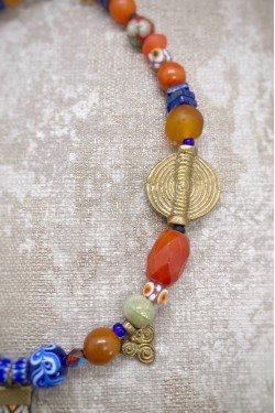 Collier court de fabrication artisanale par la créatrice  Aniki Bijoux