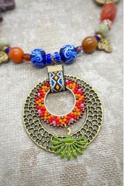 Collier court de fabrication artisanale par la créatrice  Aniki Bijoux