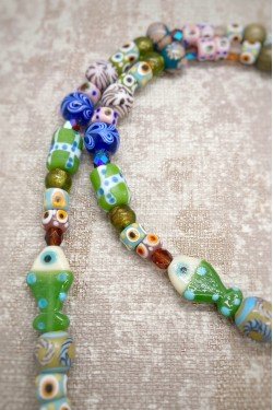 Collier court de fabrication artisanale par la créatrice  Aniki Bijoux