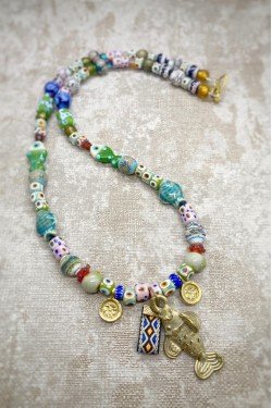 Collier court de fabrication artisanale par la créatrice  Aniki Bijoux