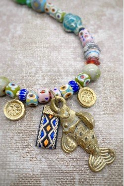 Collier court de fabrication artisanale par la créatrice  Aniki Bijoux