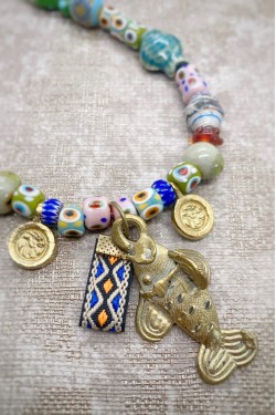 Collier court de fabrication artisanale par la créatrice  Aniki Bijoux