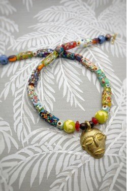 Collier court de fabrication artisanale par la créatrice  Aniki Bijoux