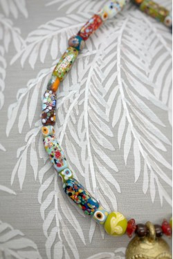 Collier court de fabrication artisanale par la créatrice  Aniki Bijoux