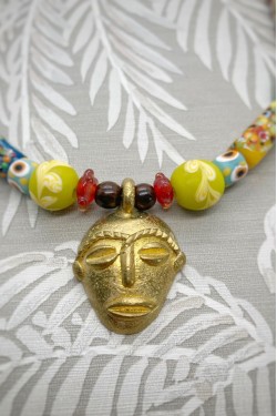 Collier court de fabrication artisanale par la créatrice  Aniki Bijoux