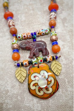 Collier court de fabrication artisanale par la créatrice  Aniki Bijoux