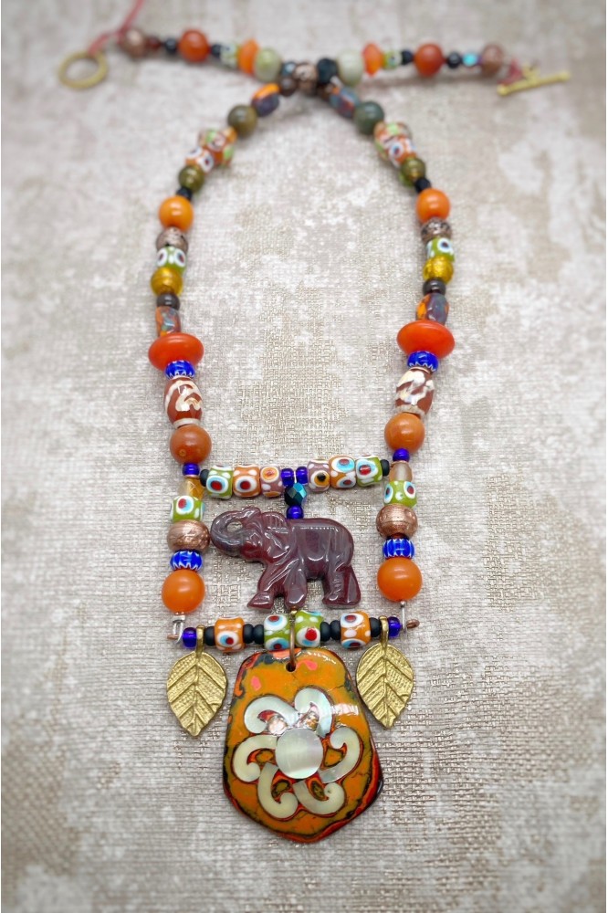 Collier court de fabrication artisanale par la créatrice  Aniki Bijoux