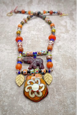 Collier court de fabrication artisanale par la créatrice  Aniki Bijoux