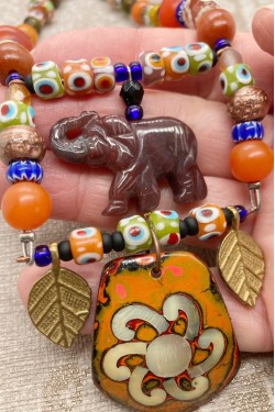 Collier court de fabrication artisanale par la créatrice  Aniki Bijoux