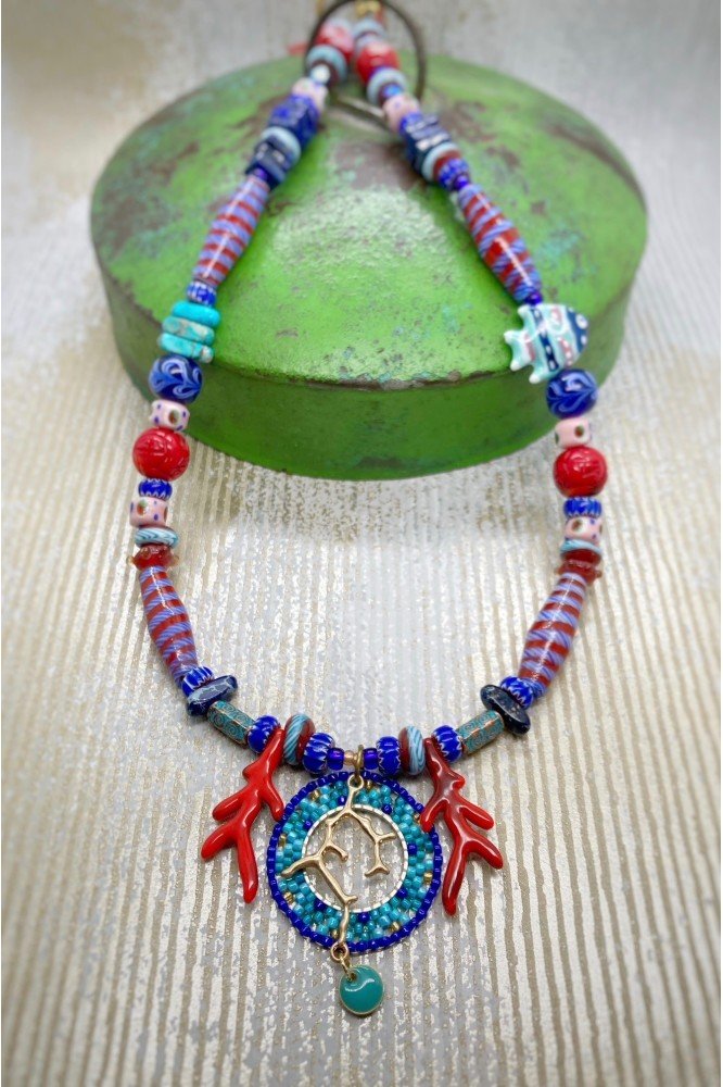 Collier court de fabrication artisanale par la créatrice  Aniki Bijoux