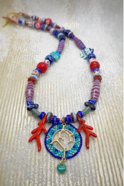 Collier court de fabrication artisanale par la créatrice  Aniki Bijoux