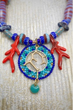 Collier court de fabrication artisanale par la créatrice  Aniki Bijoux
