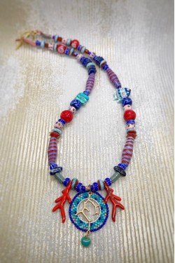 Collier court de fabrication artisanale par la créatrice  Aniki Bijoux