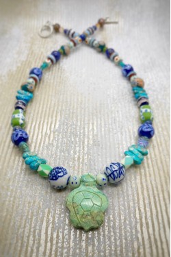 Collier court de fabrication artisanale par la créatrice  Aniki Bijoux