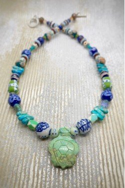 Collier court de fabrication artisanale par la créatrice  Aniki Bijoux