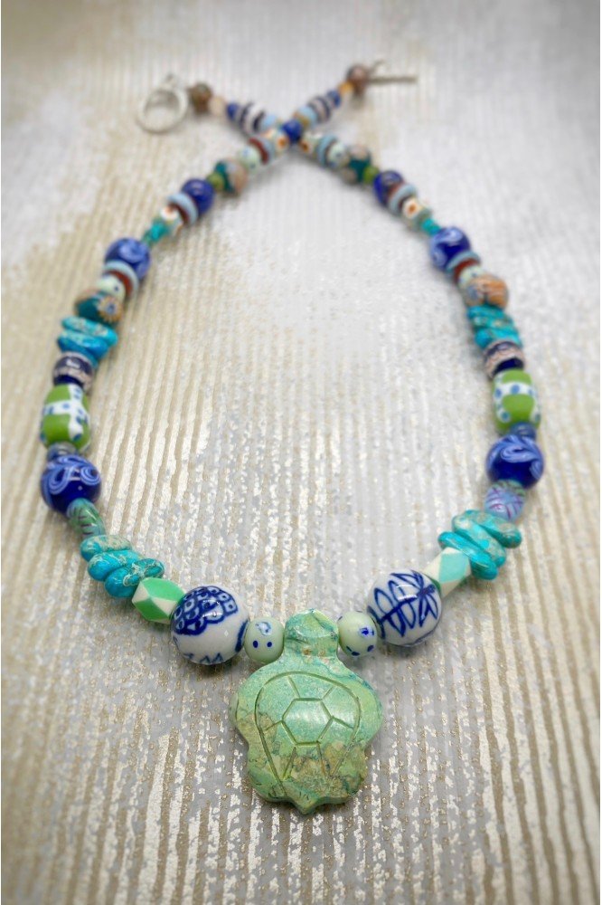 Collier court de fabrication artisanale par la créatrice  Aniki Bijoux