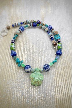 Collier court de fabrication artisanale par la créatrice  Aniki Bijoux