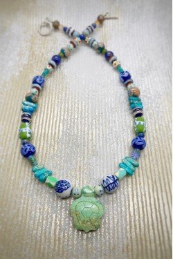 Collier court de fabrication artisanale par la créatrice  Aniki Bijoux