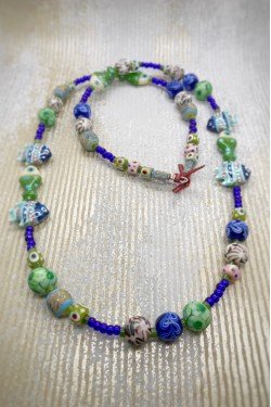 Collier court de fabrication artisanale par la créatrice  Aniki Bijoux