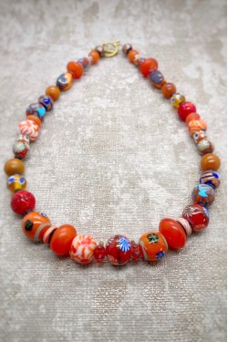 Collier court de fabrication artisanale par la créatrice  Aniki Bijoux