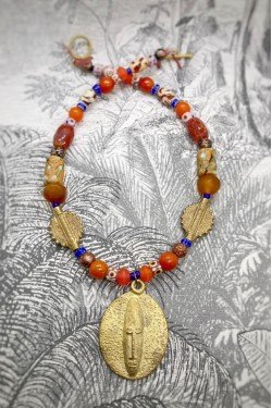 Collier court de fabrication artisanale par la créatrice  Aniki Bijoux