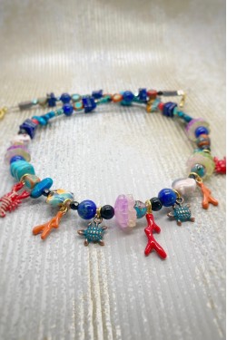 Collier court de fabrication artisanale par la créatrice  Aniki Bijoux