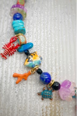 Collier court de fabrication artisanale par la créatrice  Aniki Bijoux