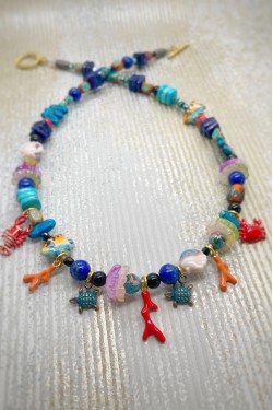 Collier court de fabrication artisanale par la créatrice  Aniki Bijoux