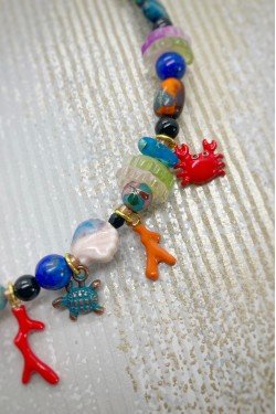 Collier court de fabrication artisanale par la créatrice  Aniki Bijoux