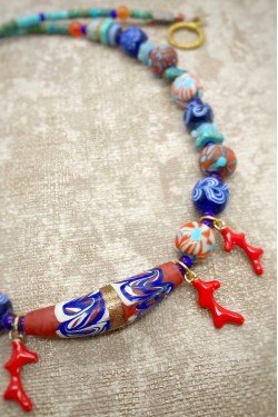 Collier court de fabrication artisanale par la créatrice  Aniki Bijoux