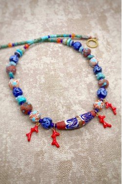 Collier court de fabrication artisanale par la créatrice  Aniki Bijoux