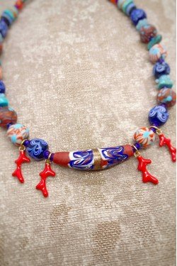 Collier court de fabrication artisanale par la créatrice  Aniki Bijoux