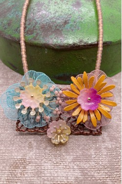 Collier long d'inspiration africaine avec de belles perles sélectionnées par Aniki Bijoux