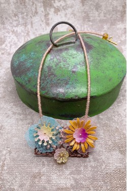 Collier long d'inspiration africaine avec de belles perles sélectionnées par Aniki Bijoux