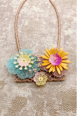 Collier long d'inspiration africaine avec de belles perles sélectionnées par Aniki Bijoux