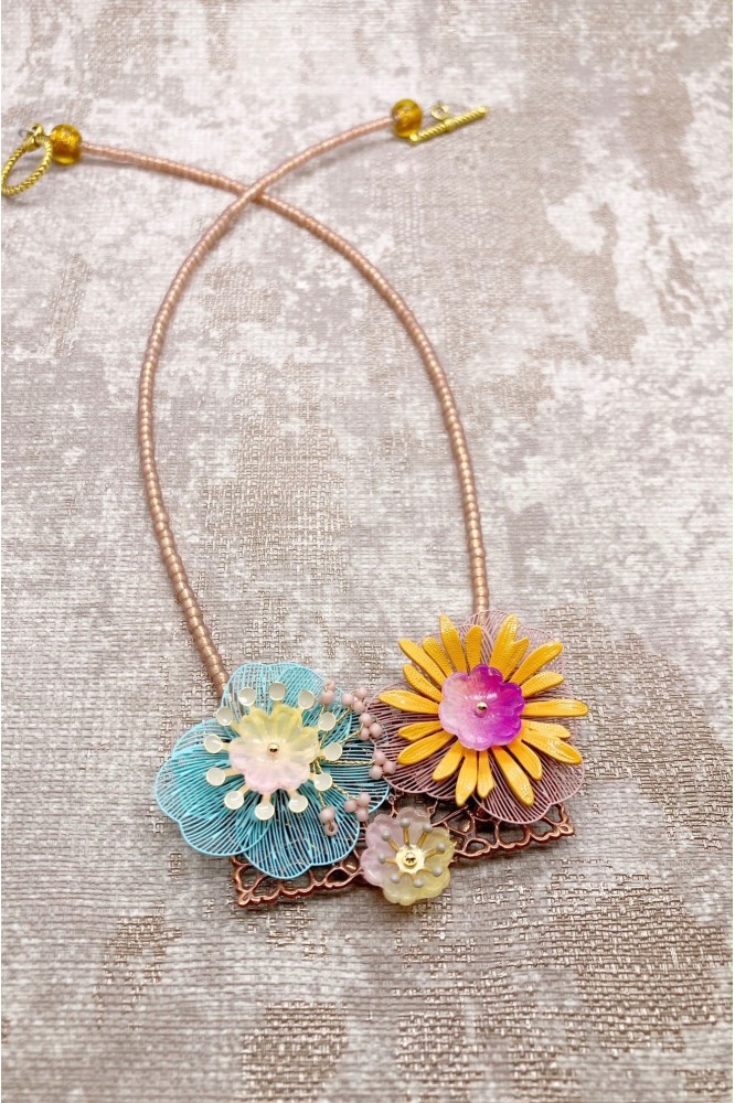 Collier long d'inspiration africaine avec de belles perles sélectionnées par Aniki Bijoux