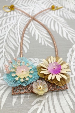 Collier long d'inspiration africaine avec de belles perles sélectionnées par Aniki Bijoux