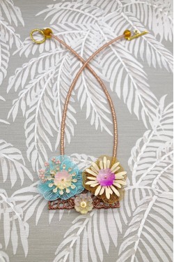 Collier long d'inspiration africaine avec de belles perles sélectionnées par Aniki Bijoux