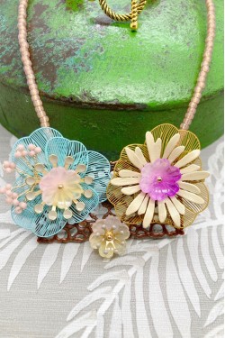 Collier long d'inspiration africaine avec de belles perles sélectionnées par Aniki Bijoux