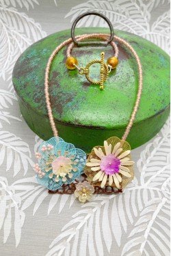 Collier long d'inspiration africaine avec de belles perles sélectionnées par Aniki Bijoux