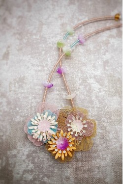 Collier long d'inspiration africaine avec de belles perles sélectionnées par Aniki Bijoux