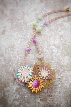 Collier long d'inspiration africaine avec de belles perles sélectionnées par Aniki Bijoux