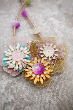 Collier long d'inspiration africaine avec de belles perles sélectionnées par Aniki Bijoux
