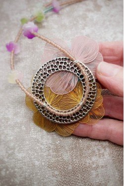 Collier long d'inspiration africaine avec de belles perles sélectionnées par Aniki Bijoux