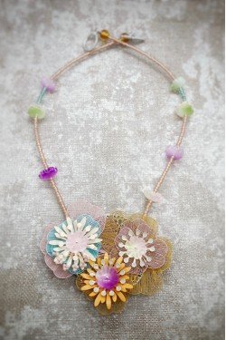 Collier long d'inspiration africaine avec de belles perles sélectionnées par Aniki Bijoux