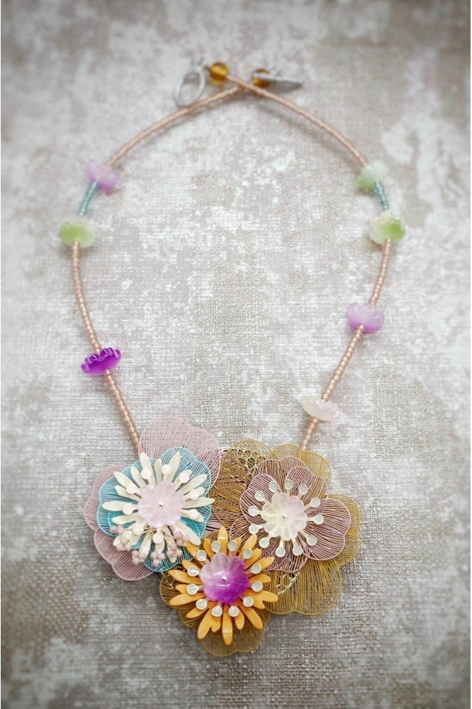 Collier long d'inspiration africaine avec de belles perles sélectionnées par Aniki Bijoux