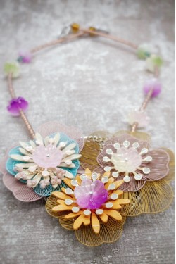 Collier long d'inspiration africaine avec de belles perles sélectionnées par Aniki Bijoux
