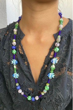 Collier court de fabrication artisanale par la créatrice  Aniki Bijoux