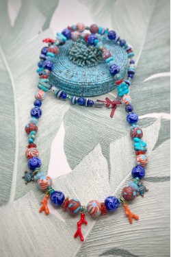 Collier court de fabrication artisanale par la créatrice  Aniki Bijoux