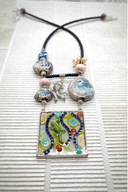 Collier long d'inspiration asiatique avec de belles perles tchèques Aniki Bijoux